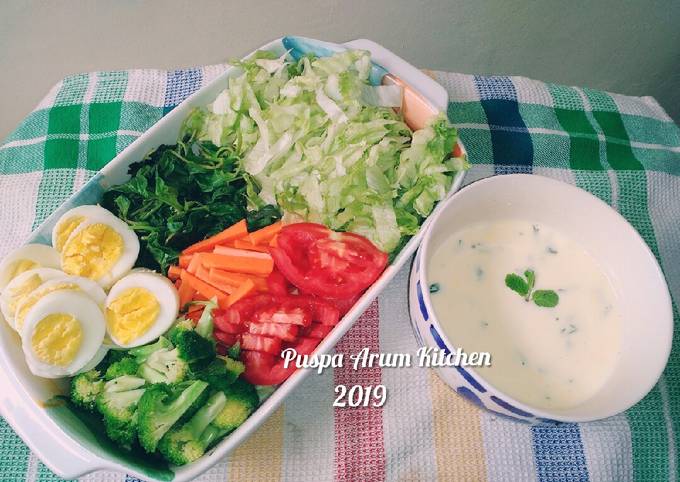 Vegetable salad with healthy dressing