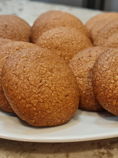 Una foto de Galletas de miel, nocilla blanca y canela