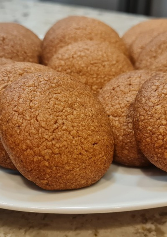 Una foto de Galletas de miel, nocilla blanca y canela