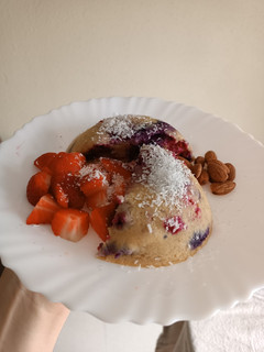 Una foto de Mug cake de frutos rojos