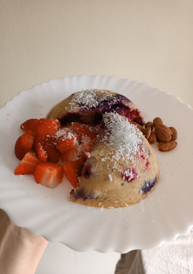Una foto de Mug cake de frutos rojos