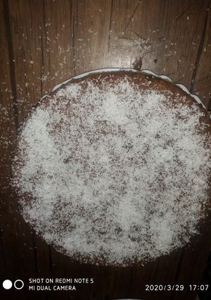 Una foto de Bizcocho de limón y decoración de chocolate y coco😋