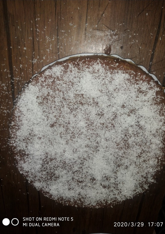 Una foto de Bizcocho de limón y decoración de chocolate y coco😋