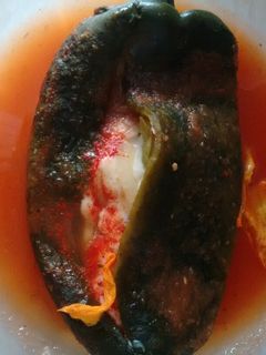 Una foto de Chiles rellenos de flor de calabaza