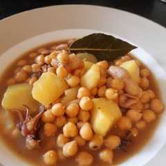 Una foto de Garbanzos con calamares