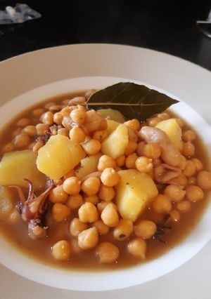 Una foto de Garbanzos con calamares