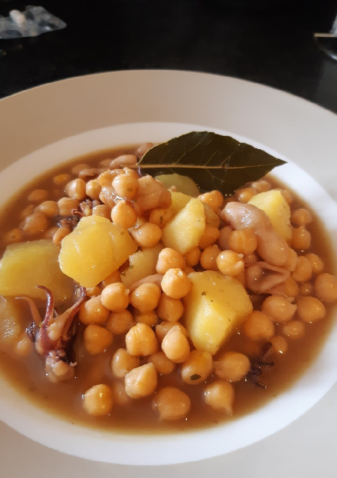 Una foto de Garbanzos con calamares