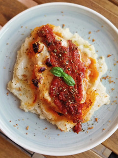 Una foto de Pollo a la parmesana de sobrasada con puré de patata