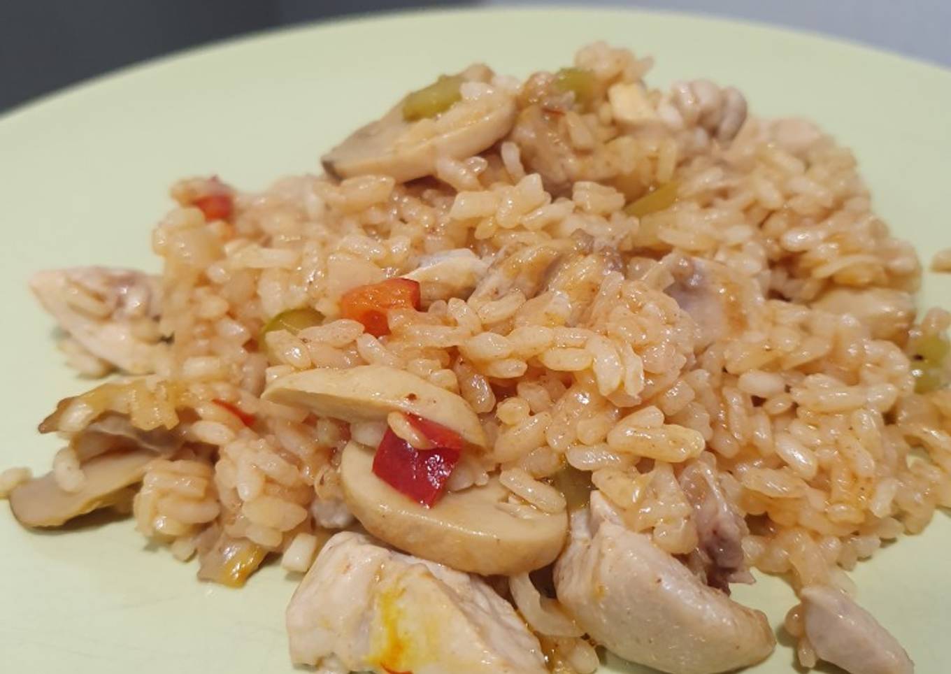 Arroz con pollo y champiñones al horno