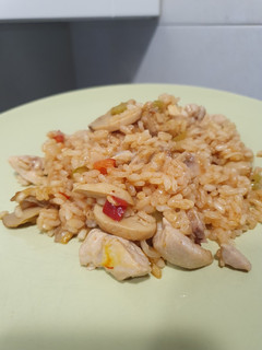 Una foto de Arroz con pollo y champiñones al horno