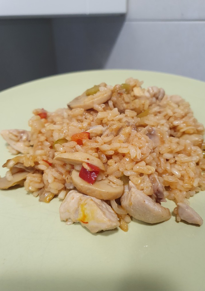 Una foto de Arroz con pollo y champiñones al horno