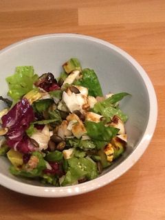 Una foto de Ensalada de aguacate con huevo