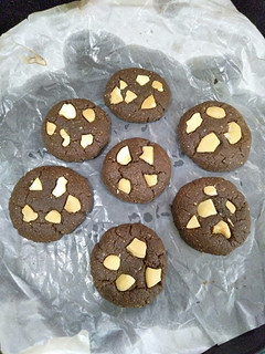 A picture of Choco Oats Cashew cookies.