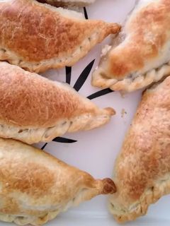 Una foto de Empanadas de carne cortada a cuchillo 🥟🥟🥟