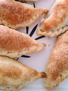 Una foto de Empanadas de carne cortada a cuchillo 🥟🥟🥟