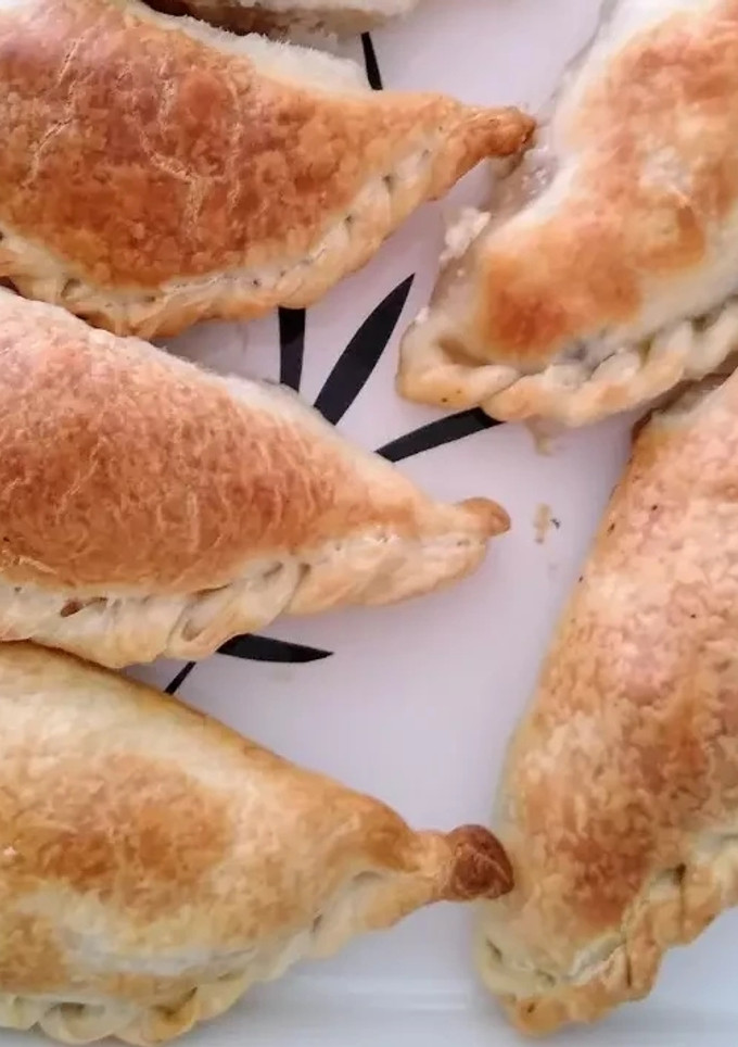 Una foto de Empanadas de carne cortada a cuchillo 🥟🥟🥟