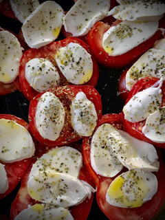 Una foto de Carpaccio de tomate de la huerta con mozzarella
