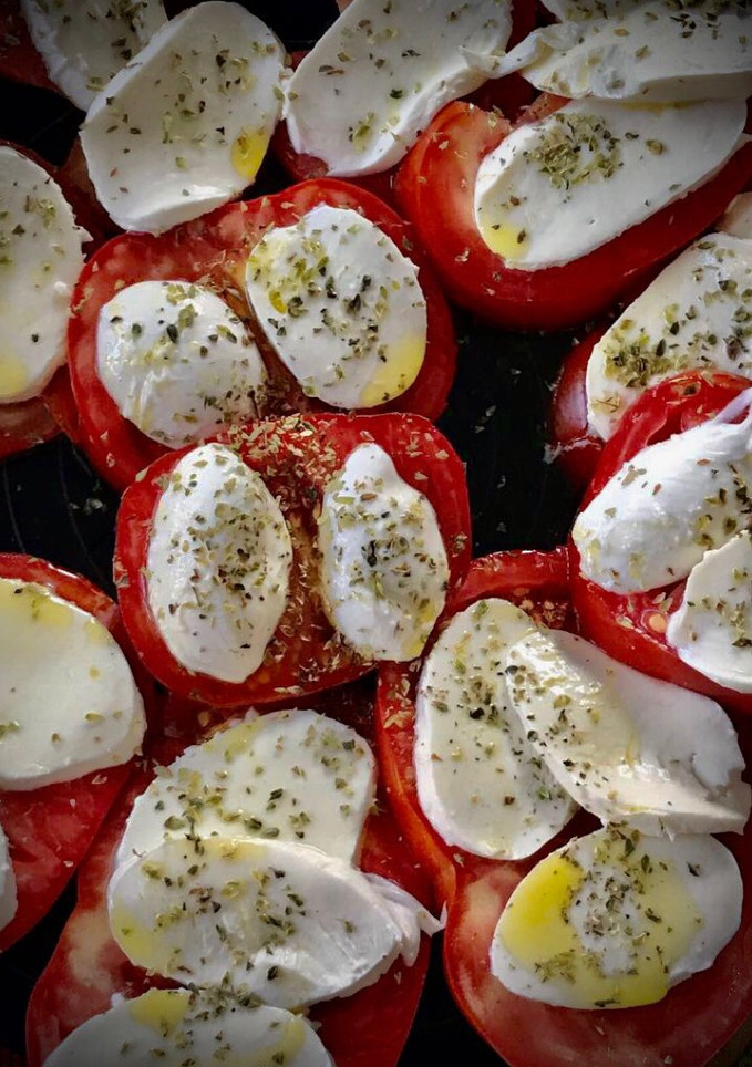 Una foto de Carpaccio de tomate de la huerta con mozzarella