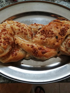 Una foto de Trenza de hojaldre con frutos secos