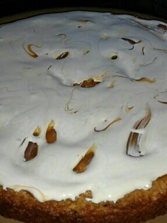 Una foto de Torta de avena, coco y dulce de leche