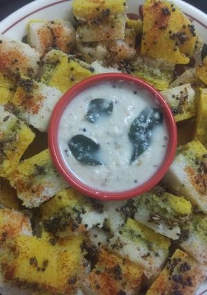 ત્રિરંગી સેન્ડવીચ ઢોકળા(Trirangi sandwich dhokla recipe in Gujarati) રેસીપી મુખ્ય ફોટો