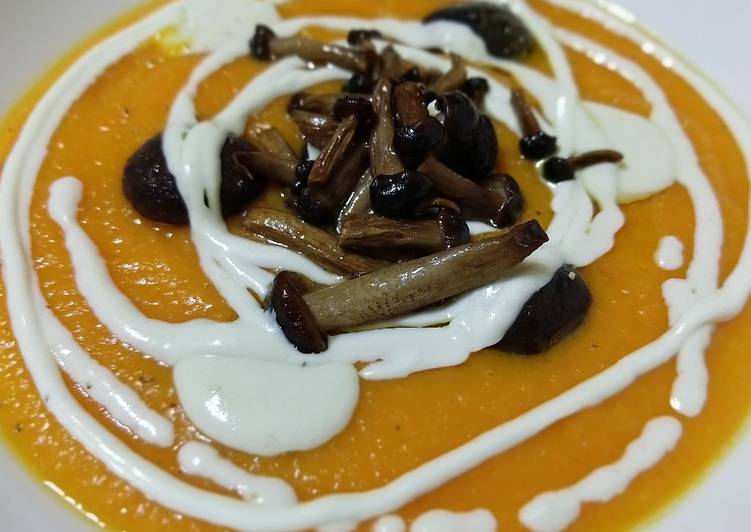 Vellutata di zucca con funghi chiodini e gorgonzola