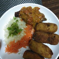 A picture of Cruqett potatoes with roasted turkey in tomatoes sauce.