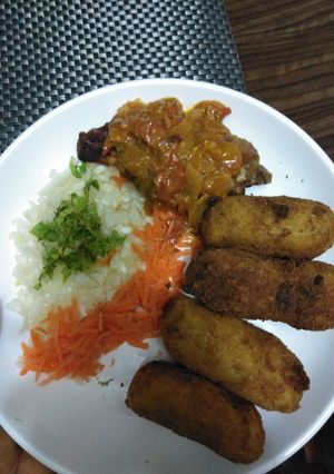 A picture of Cruqett potatoes with roasted turkey in tomatoes sauce.