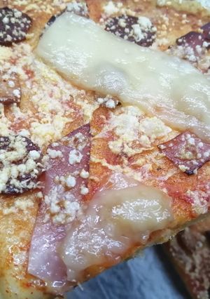 Gluténmentes húsos pizza, növényi sajttal recept fotója
