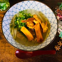 A picture of Rice Chicken Soup with Yui’s Egg Noodle Chips.