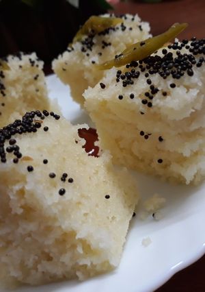 A picture of Suji Dhokla.