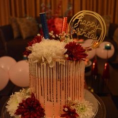 A picture of Chocolate Cake with Fresh Flowers!🍫🎂💐.