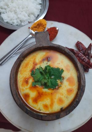 રાજસ્થાની કઢી (Rajasthani Kadhi Recipe In Gujarati) રેસીપી મુખ્ય ફોટો
