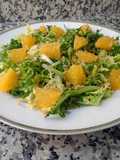 Ensalada de escarola, naranja y cacahuetes tostados