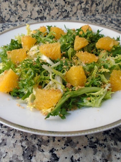Una foto de Ensalada de escarola, naranja y cacahuetes tostados