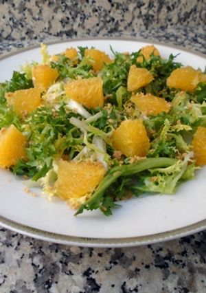 Una foto de Ensalada de escarola, naranja y cacahuetes tostados