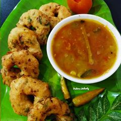 A picture of Medu Vada.