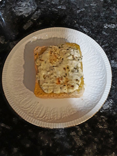 Una foto de Sándwich al descubierto a los 3 quesos con ajo y orégano