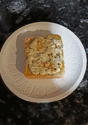 Una foto de Sándwich al descubierto a los 3 quesos con ajo y orégano
