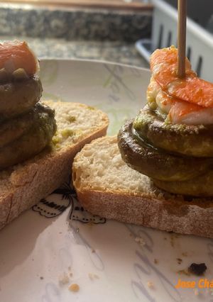 Una foto de Pincho de Champis con langostinos y pan