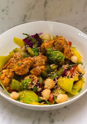 Una foto de Ensalada primavera con pechuga y brócoli 🥦