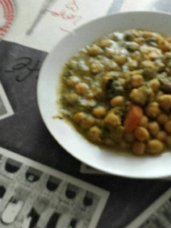 Una foto de Garbanzos con verduras y un poco de chorizo en olla GM D