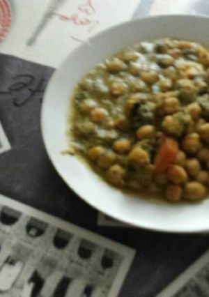 Una foto de Garbanzos con verduras y un poco de chorizo en olla GM D