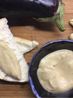 Una foto de Salsa de berenjena o semi babaganusch 🍆🍆🍆