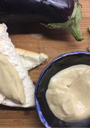 Una foto de Salsa de berenjena o semi babaganusch 🍆🍆🍆