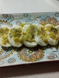 Una foto de Mozzarela fresca aliñada