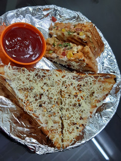 वेज चीज़ ग्रील सैंडविच(Veg cheese griled sandwich recipe in hindi) रेसिपी मुख्य फोटो