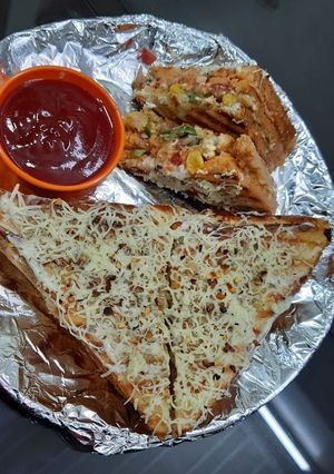 वेज चीज़ ग्रील सैंडविच(Veg cheese griled sandwich recipe in hindi) रेसिपी मुख्य फोटो