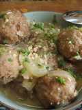 Albóndigas rellenas de queso con salsa de almendras