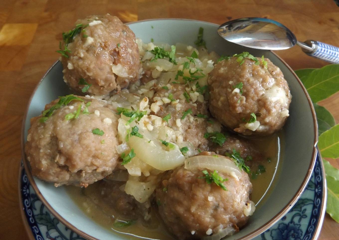 Albóndigas rellenas de queso con salsa de almendras